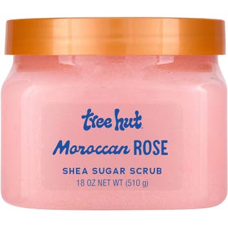 Tree Hut Shea Sugar Scrub Moroccan Rose 510 g pehmentävä vartalokuorinta vaaleanpunaisessa avatussa purkissa.