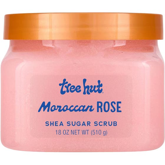 Tree Hut Shea Sugar Scrub Moroccan Rose 510 g pehmentävä vartalokuorinta vaaleanpunaisessa avatussa purkissa.
