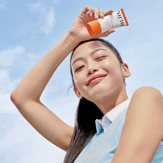 Purito Daily Soft Touch Sunscreen 60 ml solcreme med ceramider og SPF 50 i hvide tuber på orange baggrund