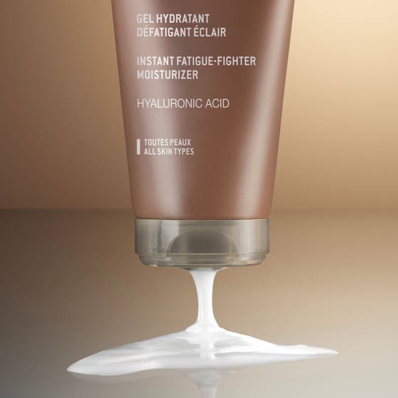 Nuxe Men Moist Gel 50 ml fuktighetskrem med hyaluronsyre i brun tube som holdes av en smilende mann