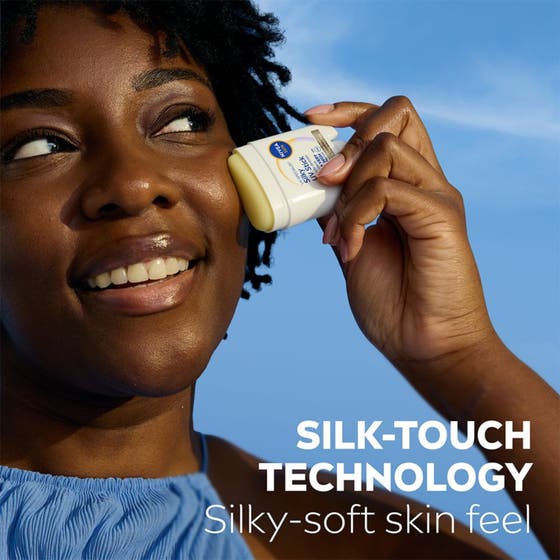 NIVEA UV Face Specialist Silky UV Stick 15 g solkräm SPF 50 som ger silkeslen hud vid applicering på kinden
