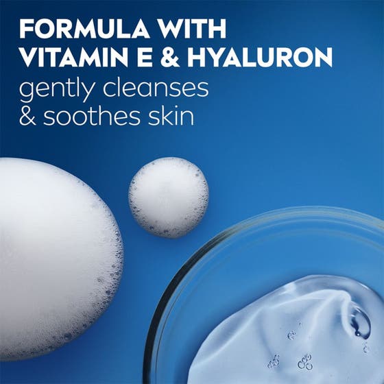 NIVEA MEN Shower Gel Sensitive 250 ml beroligende dusjsåpe i hvit flaske på en hylle ved siden av en gul svamp