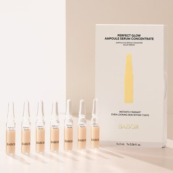 Babor Ampoule Concentrates Perfect Glow 14 ml kirkastava kasvoseerumi ja seitsemän lasista ampullia valkoisessa rasiassa.