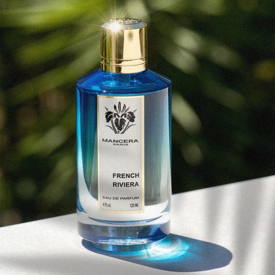 Mancera French Riviera 120 ml unisexparfym i blå tonad glasflaska med guldlock i solig utomhusmiljö