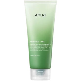 Anua Heartleaf Quercetinol Pore Deep Cleansing Foam 150 ml dyprensende ansiktsrens i hvit og grønn tube med klart lokk