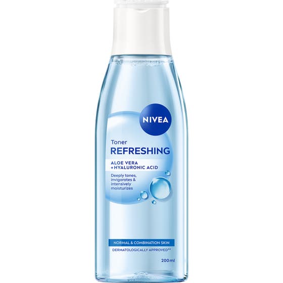 Nivea Refreshing Toner fuktighetsgivende ansiktsvann i en gjennomsiktig lyseblå flaske med hvit kork og lotusmotiv