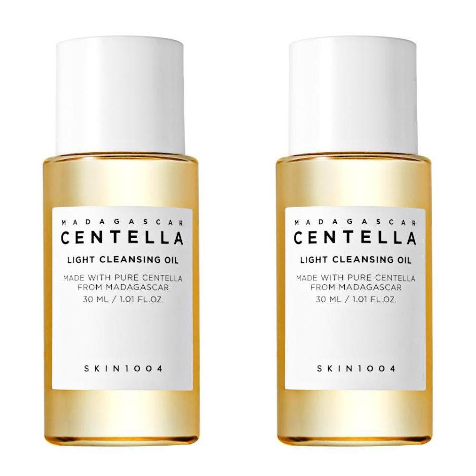 SKIN1004 Madagascar Centella Light Cleansing Oil 30 ml beroligende oljerens i klar flaske med gyllen olje og hvitt lokk